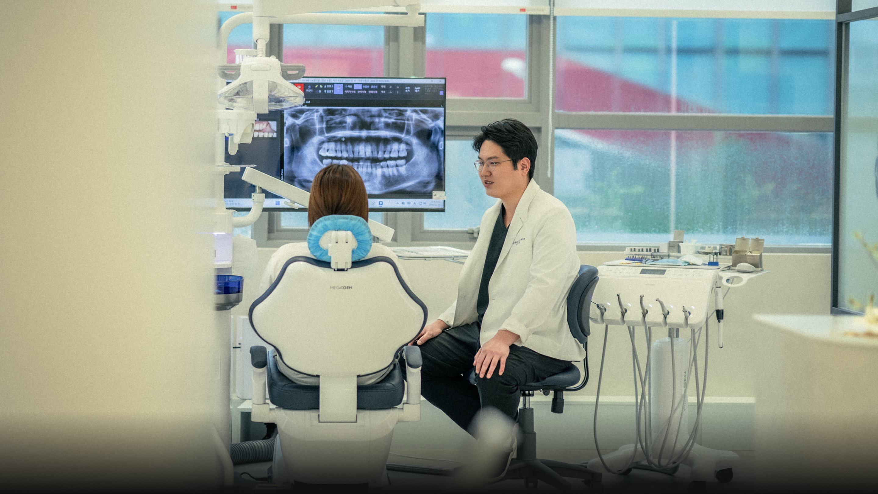 365서울차오름치과 의료진이 상담실에서 환자와 치료 계획을 상담하는 모습