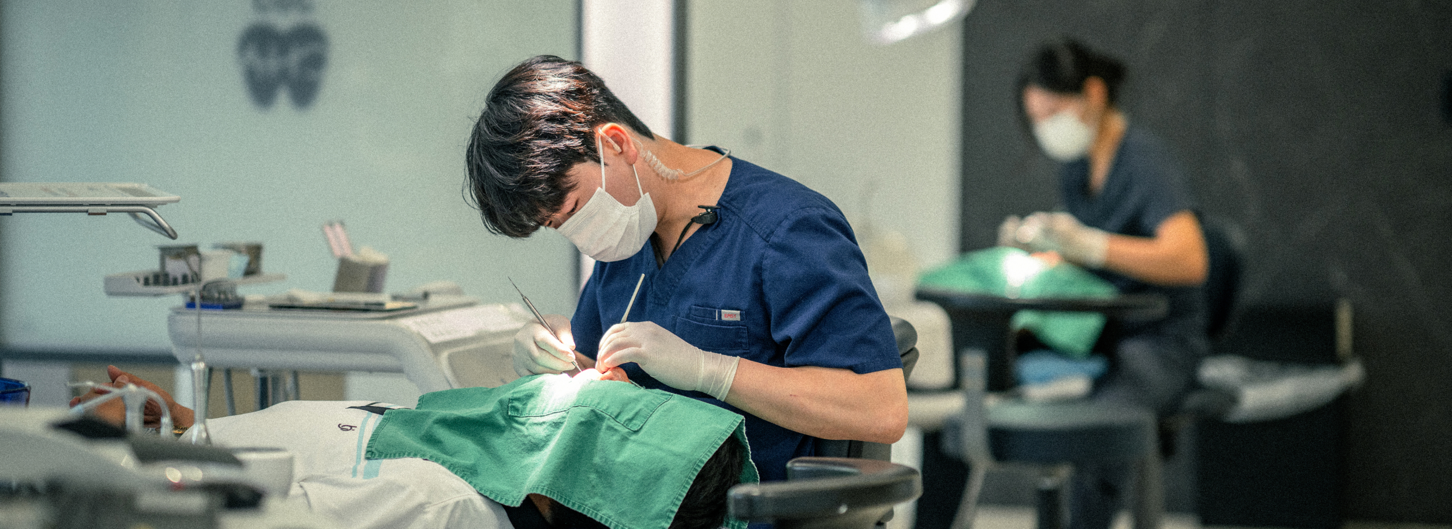 의료진이 환자의 임플란트 치료 상태를 확인하는 모습