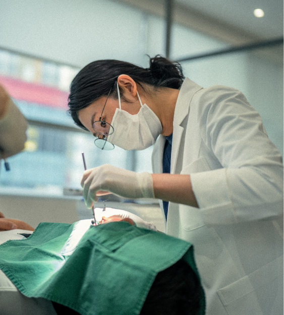 의료진이 환자의 임플란트 치료 상태를 확인하는 모습